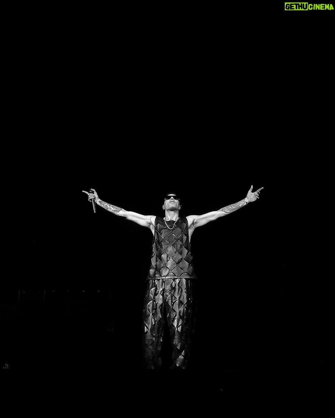 Fabio Bartolo Rizzo Instagram - Prima data a Roma. Delirio. Grazie a tutti. Ci vediamo domani all’Arena di Verona!