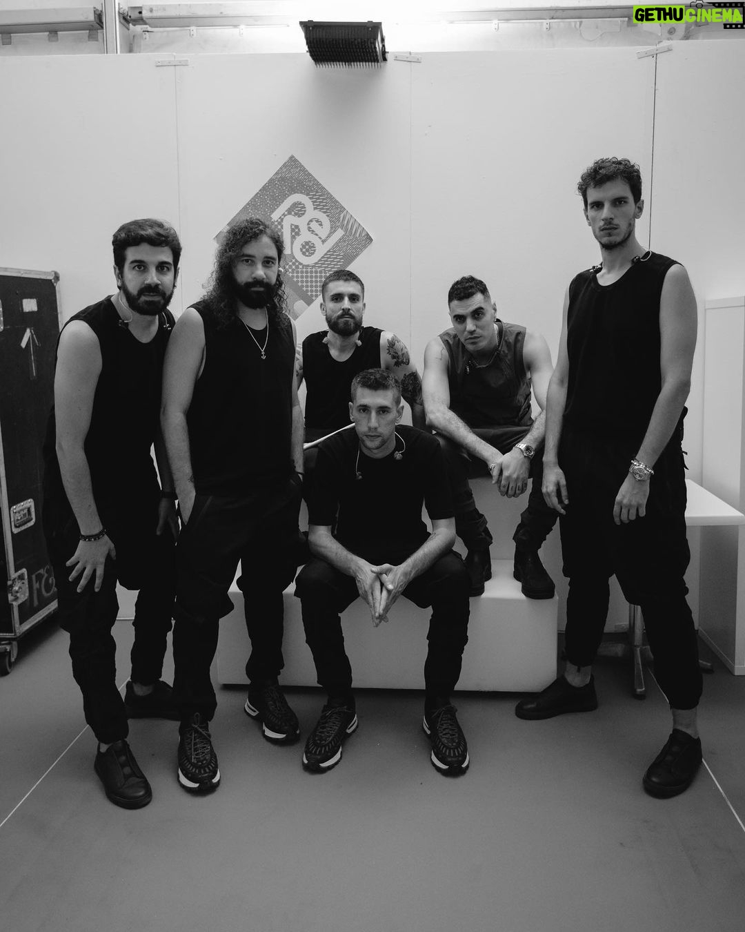 Fabio Bartolo Rizzo Instagram - Noi, Loro, Gli Altri quadruplo platino πΏπΏπΏπΏ. Nel frattempo il tour estivo Γ¨ finito ed Γ¨ stato incredibile. Torniamo a settembre nei palazzetti con la massima potenza di fuoco π₯π₯π₯