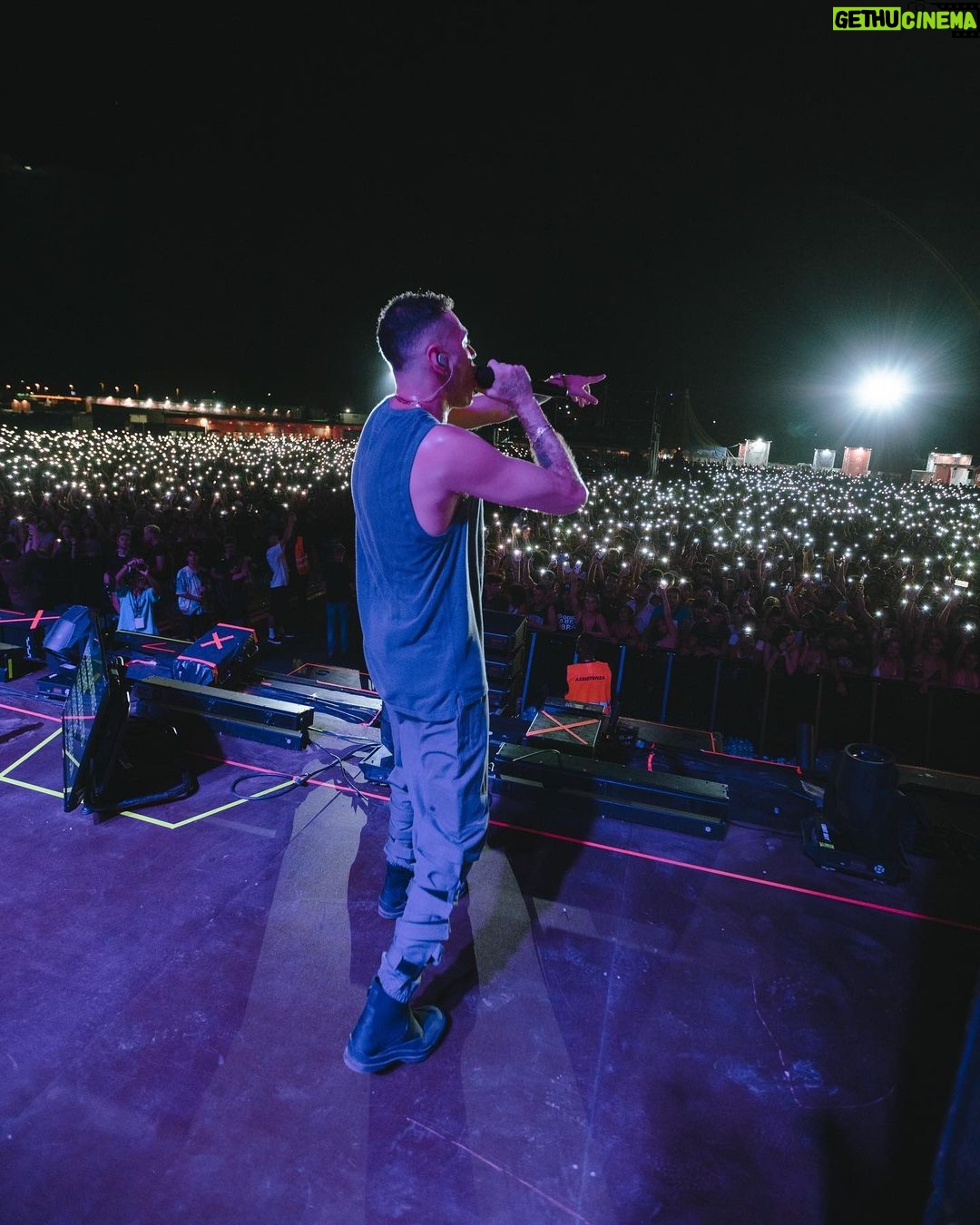 Fabio Bartolo Rizzo Instagram - Noi, Loro, Gli Altri quadruplo platino πΏπΏπΏπΏ. Nel frattempo il tour estivo Γ¨ finito ed Γ¨ stato incredibile. Torniamo a settembre nei palazzetti con la massima potenza di fuoco π₯π₯π₯