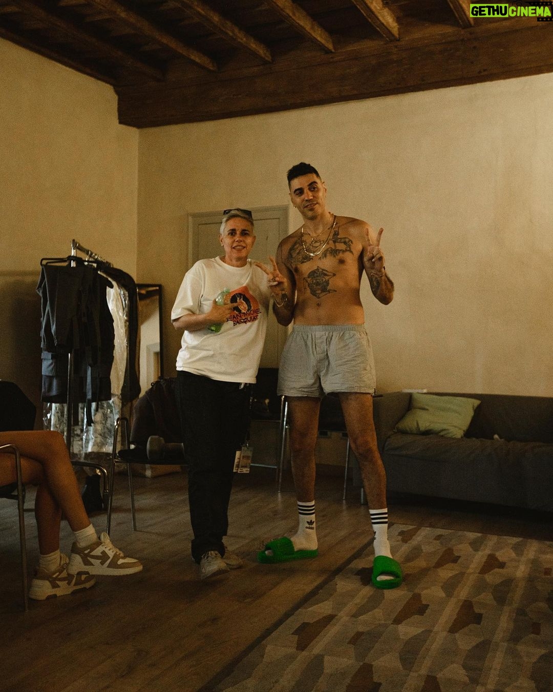 Fabio Bartolo Rizzo Instagram - Sono al quinto platino e so che non è l’ultimo..😏 Persona certificato sesto platino 🦍 Inoltre l’album Santeria riceve il terzo platino e anche il singolo ♾Love. Grazie e buone vacanze 😘