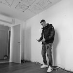 Fabio Bartolo Rizzo Instagram - Una settimana fa abbiamo smantellato il mio storico home studio dove ho registrato Persona e Noi Loro Gli Altri 😢. Oggi Persona è settimo disco di platino. @islandrecords_it quando ci mandi i quadri aggiornati per il nuovo studio? 😝🍾