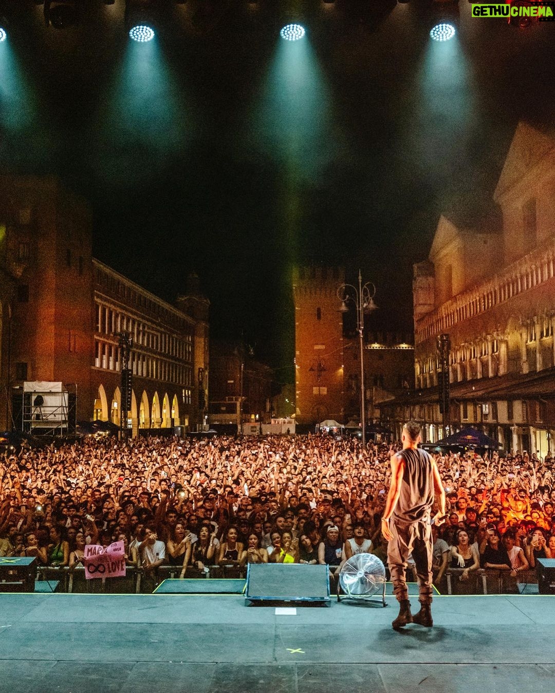 Fabio Bartolo Rizzo Instagram - Grazie mille Ferrara, super energia ⚡️ Stasera siamo a Romano D’Ezzelino e domani a Majano. Vi aspetto 🫵🏽