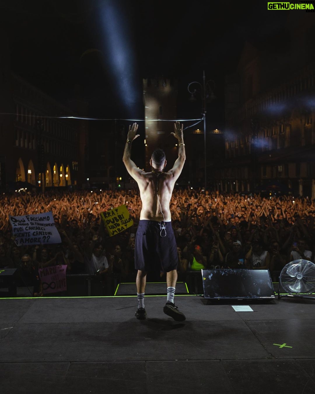 Fabio Bartolo Rizzo Instagram - Grazie mille Ferrara, super energia ⚡️ Stasera siamo a Romano D’Ezzelino e domani a Majano. Vi aspetto 🫵🏽