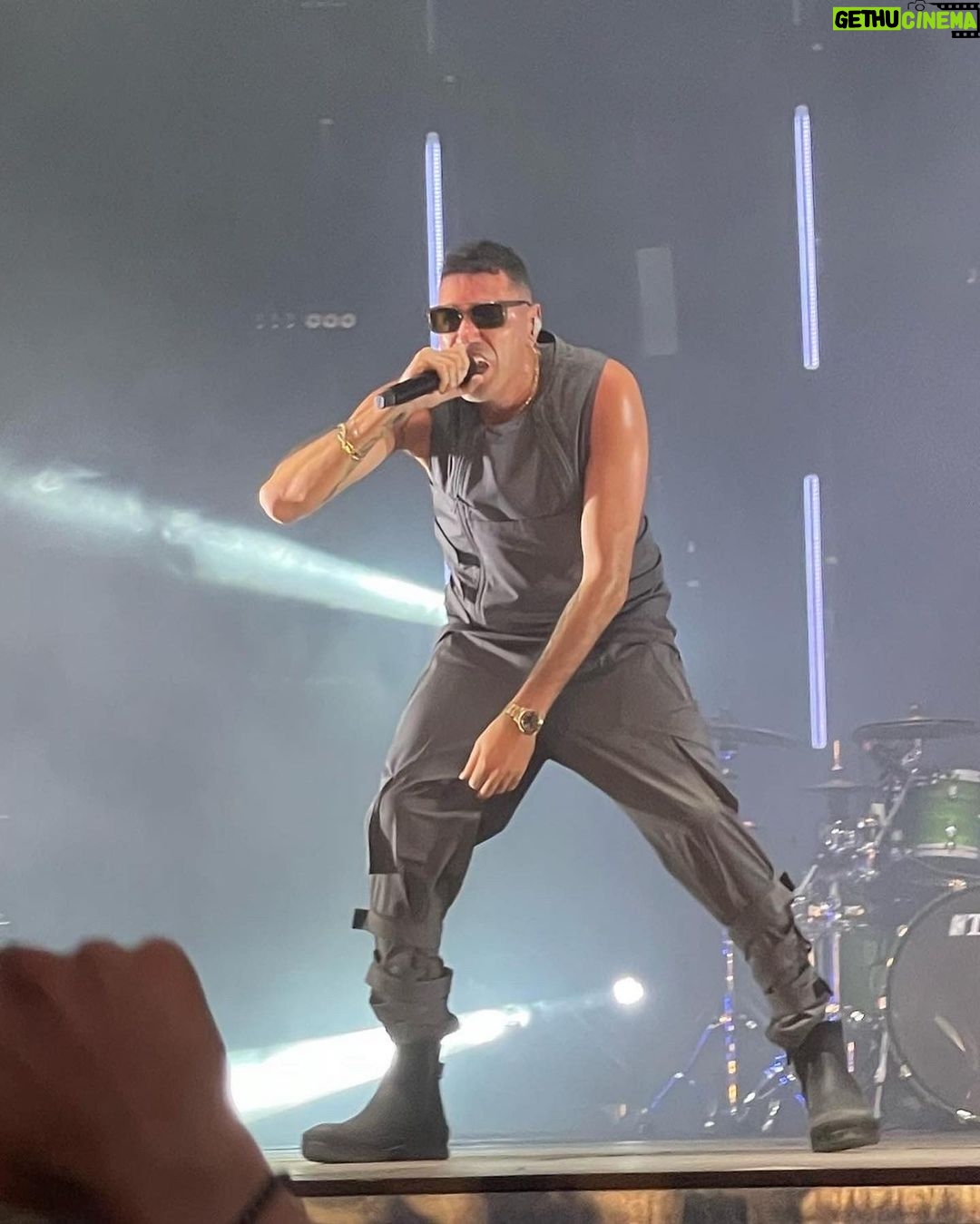 Fabio Bartolo Rizzo Instagram - Debutto epico del Persone Tour ieri sera a Torino! Oggi siamo a Genova, all’Arena Del Mare!