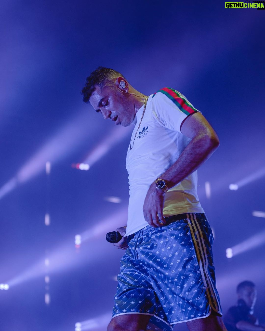 Fabio Bartolo Rizzo Instagram - Debutto epico del Persone Tour ieri sera a Torino! Oggi siamo a Genova, all’Arena Del Mare!