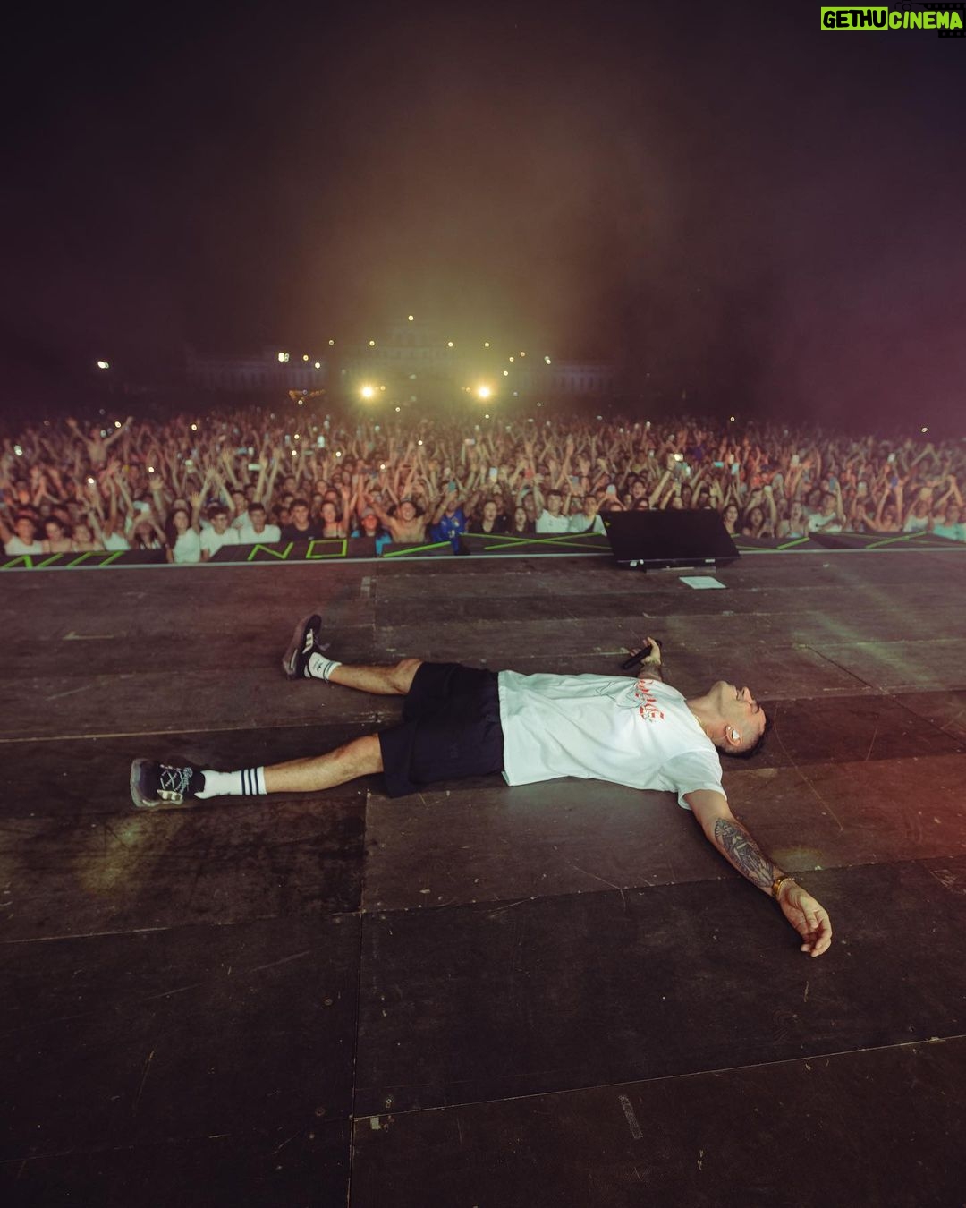 Fabio Bartolo Rizzo Instagram - Debutto epico del Persone Tour ieri sera a Torino! Oggi siamo a Genova, all’Arena Del Mare!