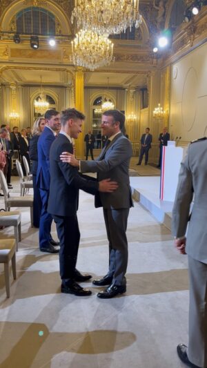 Fabio Quartararo Instagram - Chevalier de la Légion D’honneur 🎖️
Vive la France, vive la République 🇫🇷