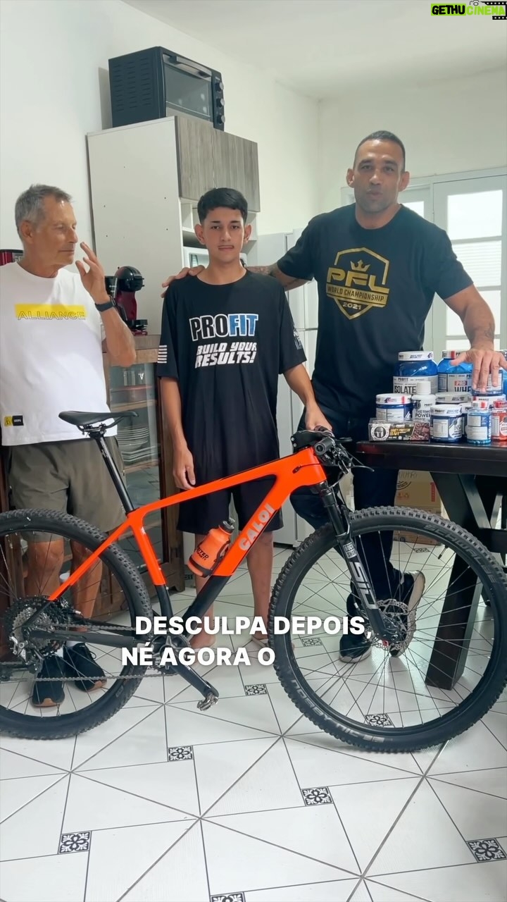 Fabrício Werdum Instagram - CAMPEÃO SÓ ANDA COM CAMPEÃO! @samuka__sz @masterjacare