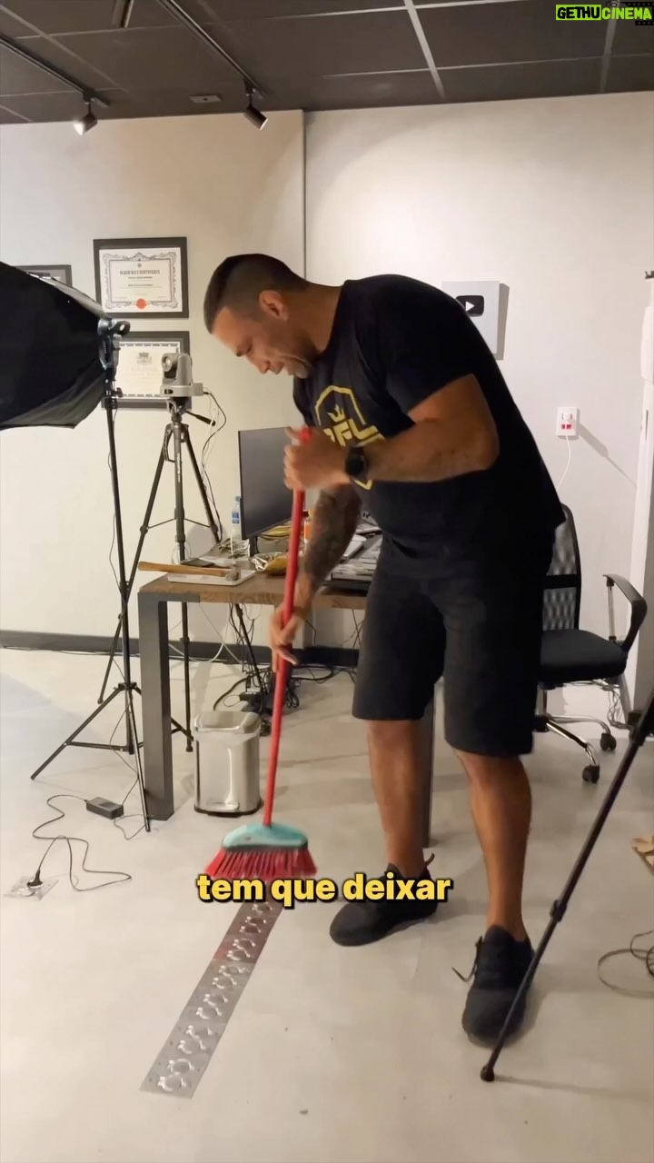 Fabrício Werdum Instagram - Finalizando os últimos detalhes para o lançamento do ‘Dos Nossos Podcast’, no novo estúdio em São Paulo. Tudo isso não seria possível sem o apoio dos meus patrocinadores: @estrelabet @profit.labs @pcyes Obrigado ao meu Produtor: @alpzera Obrigado @kborsoiatelier um dos melhores artesãos do Brasil QUEM VCS GOSTARIAM DE VER NO @dosnossospod ?