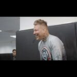 Fabrício Werdum Instagram - Cobrinha chamando na técnica do esparadrapo para pegar o protetor bucal babado do lutador do chão. O Babalu fica impressionado com a técnica e morre de rir. 🤣 Obs. Making of do documentário ‘ACIMA DA DOR’. Lançamento Oficial na sexta, dia 8 às 21h. No @combate