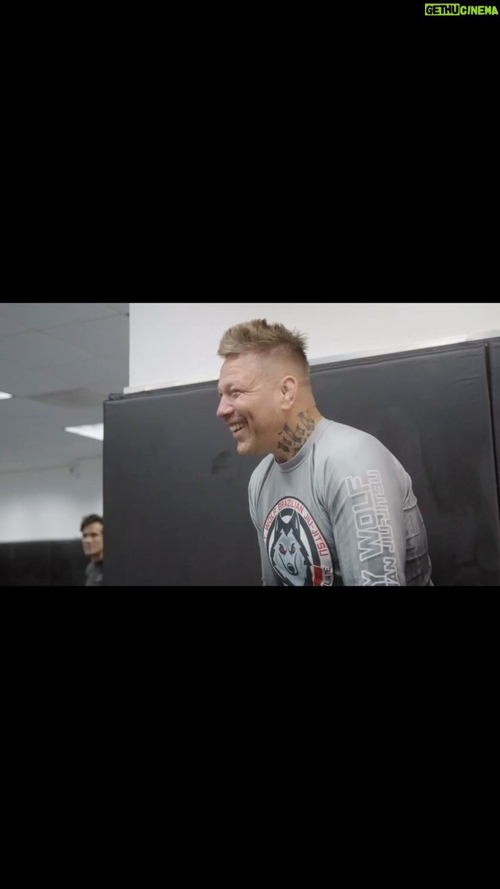 Fabrício Werdum Instagram - Cobrinha chamando na técnica do esparadrapo para pegar o protetor bucal babado do lutador do chão. O Babalu fica impressionado com a técnica e morre de rir. 🤣 Obs. Making of do documentário ‘ACIMA DA DOR’. Lançamento Oficial na sexta, dia 8 às 21h. No @combate