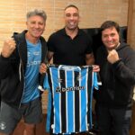Fabrício Werdum Instagram – #VaiCavalo 🇪🇪

E esse encontro de peso, literalmente? Tive a honra de presentear o campeão do UFC, Fabrício Werdum, com uma camisa do nosso tricolor. 

Aqui é Grêmio! Vamos pra cima! 💪🏻
