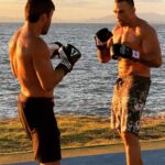 Fabrício Werdum Instagram – Dois campeões, com uma amizade de longa data, matando a saudade e treinando juntos na deslumbrante paisagem da beira mar. Esses companheiros de treino sabem que a chave para o sucesso está em manter a dedicação e o trabalho em equipe. A beleza natural do cenário só acrescenta à energia positiva desse momento único. #AmizadeDeLongaData #TreinoNaBeiraMar #CampeõesJuntos