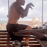 Fabrício Werdum Instagram – Vcs conhecem a Técnica: #dinosauro ? 
Para queimar mais calorias!🤔

OBS: tá mais para avestruz!😂