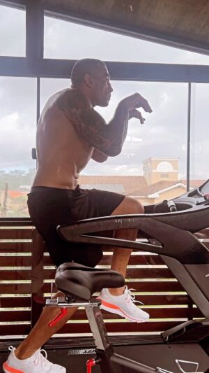 Fabrício Werdum Instagram - Vcs conhecem a Técnica: #dinosauro ? 
Para queimar mais calorias!🤔

OBS: tá mais para avestruz!😂
