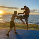 Fabrício Werdum Instagram – Dois campeões, com uma amizade de longa data, matando a saudade e treinando juntos na deslumbrante paisagem da beira mar. Esses companheiros de treino sabem que a chave para o sucesso está em manter a dedicação e o trabalho em equipe. A beleza natural do cenário só acrescenta à energia positiva desse momento único. #AmizadeDeLongaData #TreinoNaBeiraMar #CampeõesJuntos