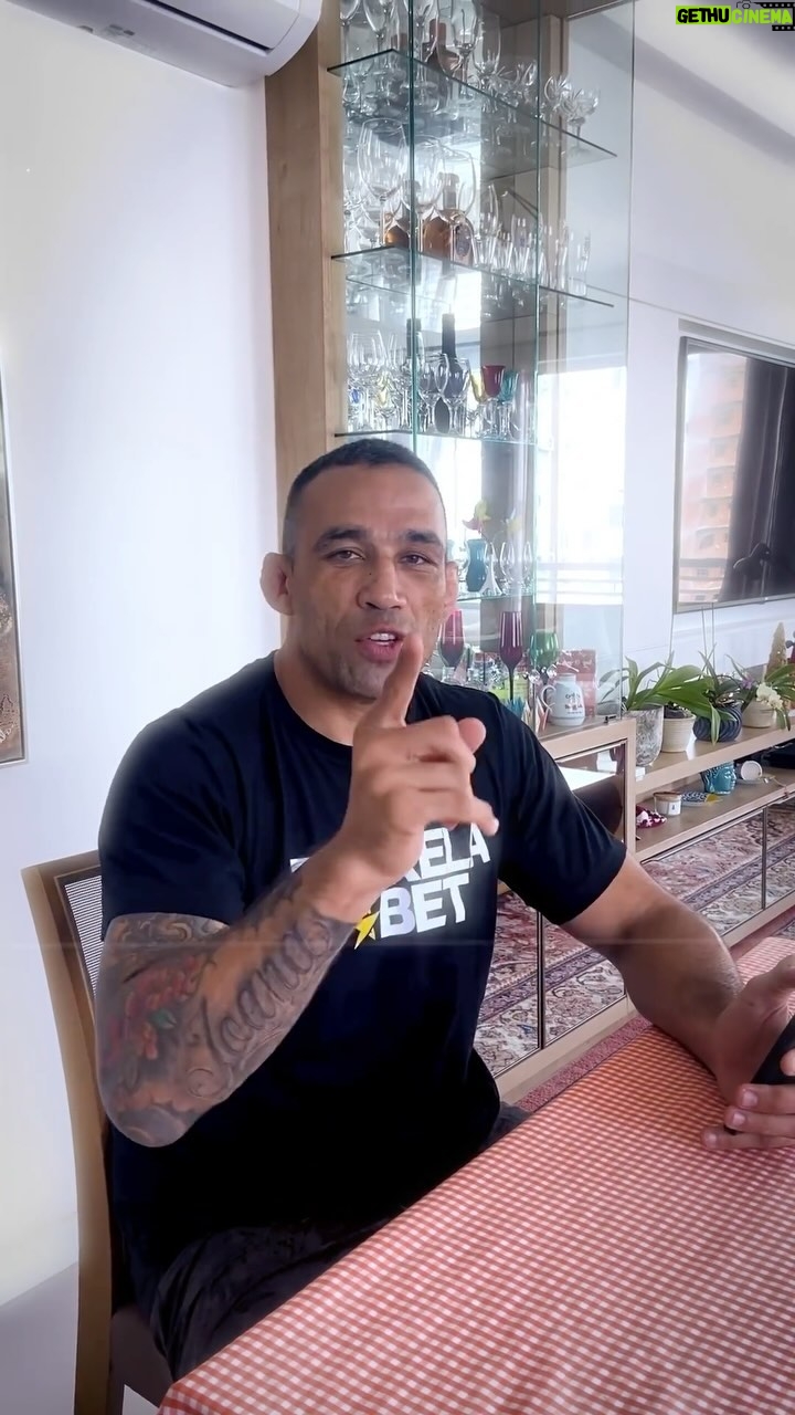 Fabrício Werdum Instagram - Fala galera, dessa vez eu ataquei de Werdum Noel na ação de Natal com a minha patrocinadora. 🎅⭐ Junto com a @estrelabet, montamos o Kit do campeão para presentear os 5 apostadores que mais brilharam com a gente em 2023. Da só uma olhada como foi a entrega dos kits e cadastre-se, o próximo pode ser seu. Quer mais, então fique ligado aqui e nas redes sociais da EstrelaBet para ver a entrega do kit no banco dos campeões. Heeeey!!! EstrelaBet, o brilho não para! Acesse o link nos Stories e cadastre-se. #WerdumnaEstrelaBet