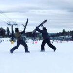 Fabrício Werdum Instagram - QUEM NUNCA BRIGOU COM O IRMÃO, QUE ATIRE A PRIMEIRA PEDRA! 🪨 @felipewerdum #2016 #soucriançatio Obs: Fomos expulsos da pista de snowboarding 🏂
