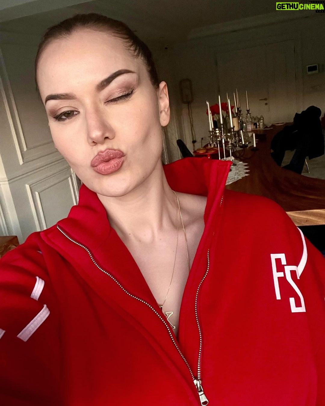 Fahriye Evcen Instagram - Happy start into the week 💋