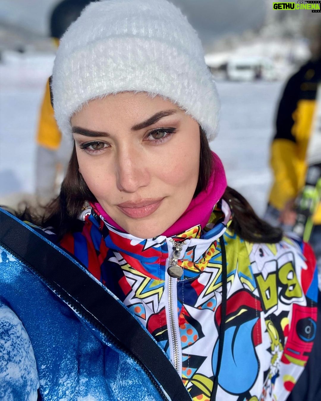 Fahriye Evcen Instagram - Say bye 👋🏻 to winter bit by bit & please phase in eagerly to spring.. 😑🍃