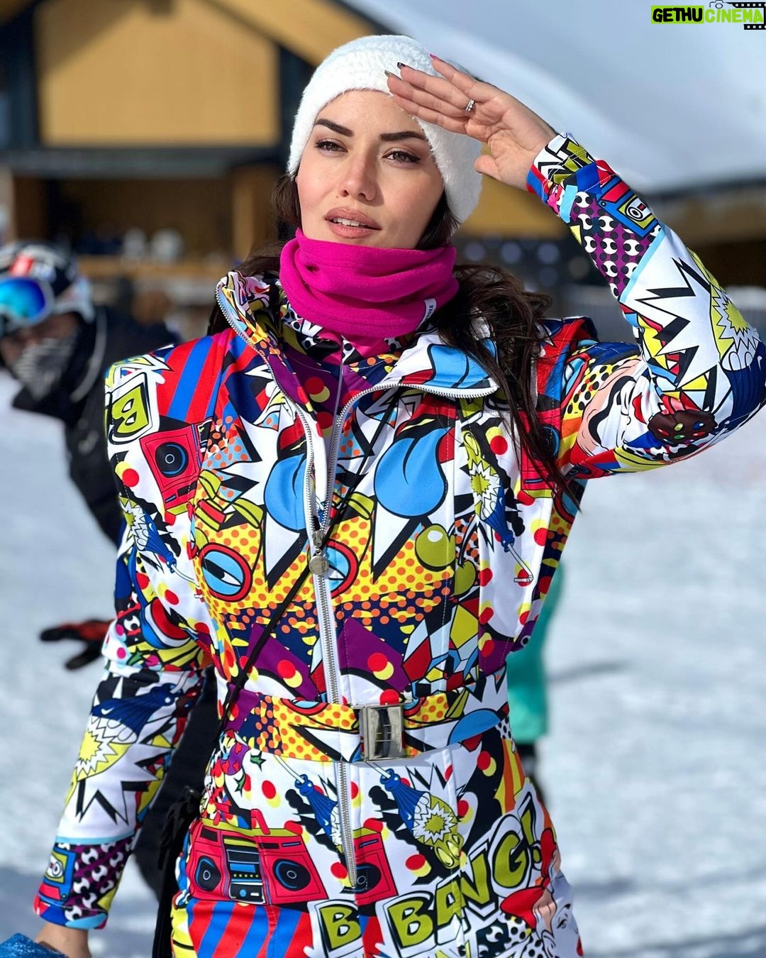 Fahriye Evcen Instagram - Say bye 👋🏻 to winter bit by bit & please phase in eagerly to spring.. 😑🍃