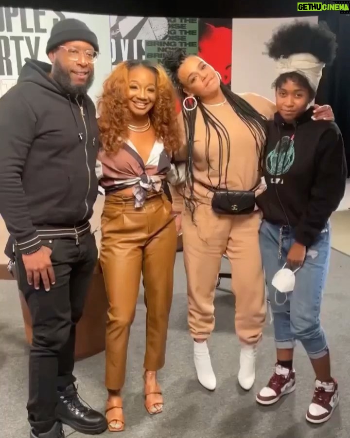 Faith Evans Instagram - So much fun hanging out w/da fam a lam @talibkweli @realjasminleigh @diiianiii @courtninoelle #PeoplesParty 🩳: @wxrldleaders