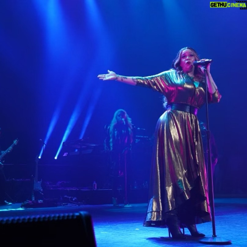 Faith Evans Instagram - Thanks to all my NY/NJ/CT/RI/MA #Faithfuls who came out to rock w/us! And my fam @lilcease & @jadakiss for blessing the stage! #Foxwoods #TeamFizzy 📸: @thefamousunkwn Foxwoods Resort Casino