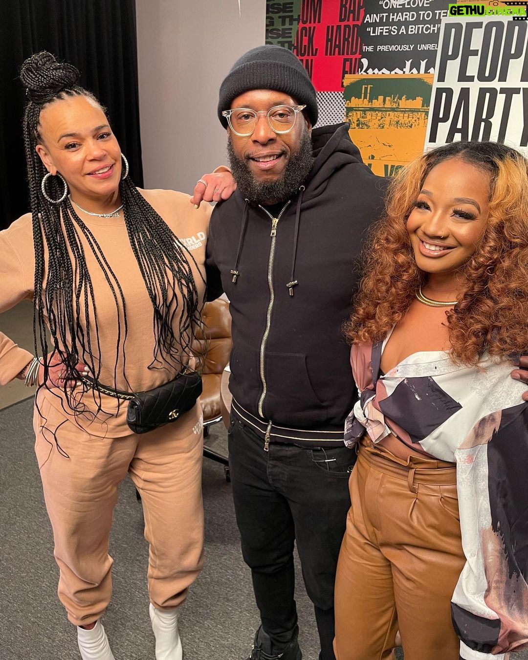 Faith Evans Instagram - So much fun hanging out w/da fam a lam @talibkweli @realjasminleigh @diiianiii @courtninoelle #PeoplesParty 🩳: @wxrldleaders