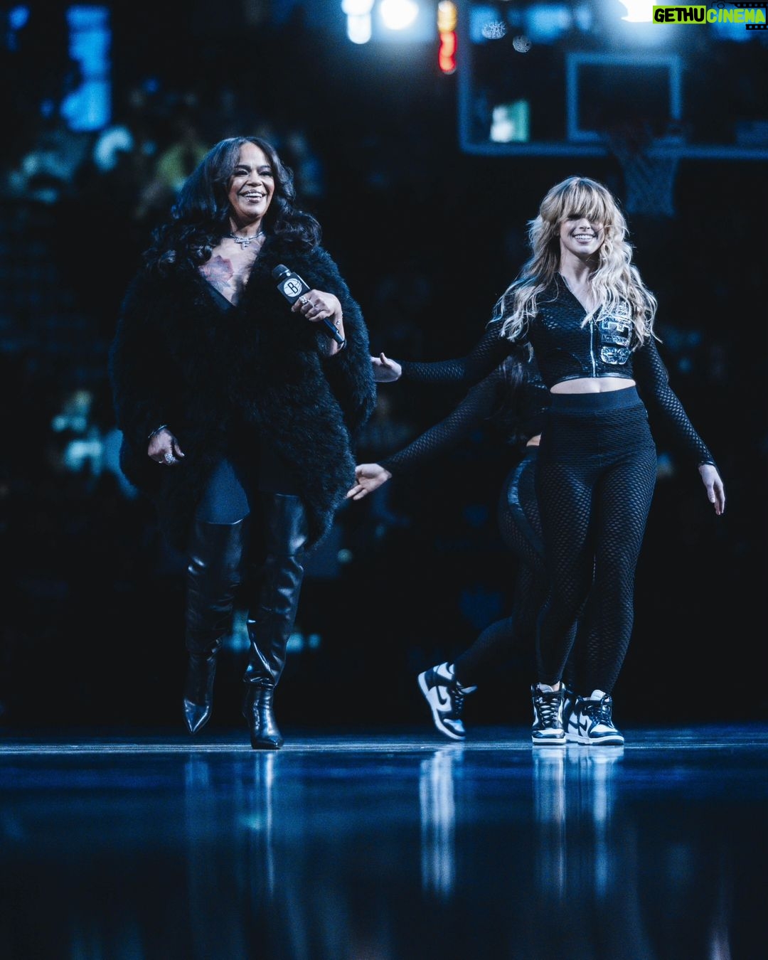 Faith Evans Instagram - Thank you to the @brooklynnets for having me for Women's Impact Night celebrating the @nyliberty! And a huge shout out to the @brooklynnetsdancers! #halftimeshow #brooklynnets #nyliberty ๐: @kayemakeup ๐โโ๏ธ: @busyb80 ๐งต๐ชก: @j_casso X @atibanewsome Barclays Center