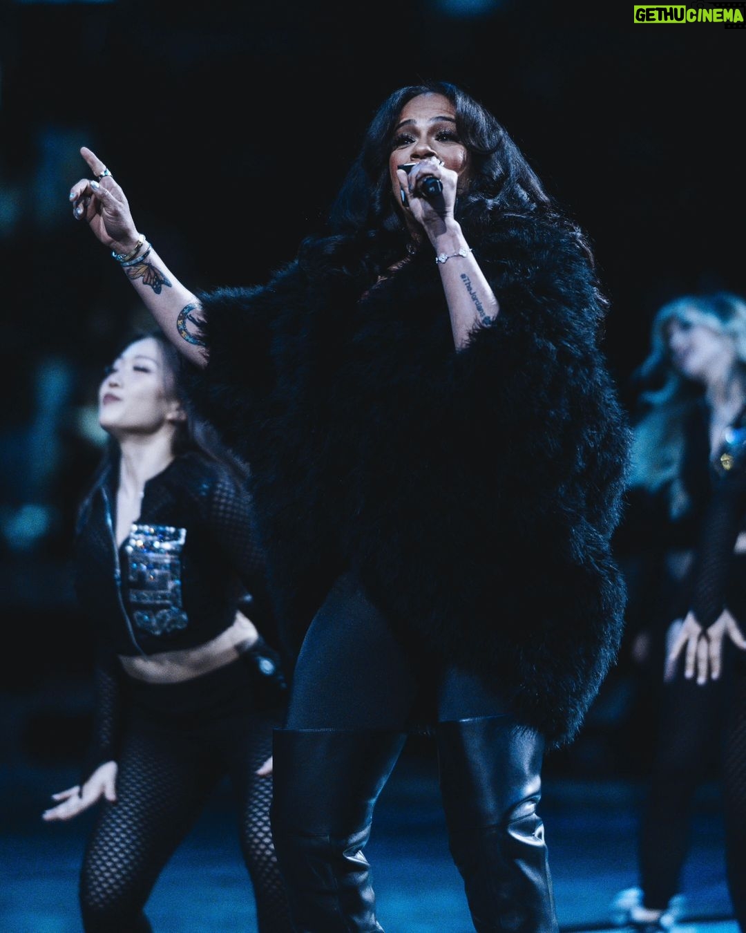Faith Evans Instagram - Thank you to the @brooklynnets for having me for Women's Impact Night celebrating the @nyliberty! And a huge shout out to the @brooklynnetsdancers! #halftimeshow #brooklynnets #nyliberty ๐: @kayemakeup ๐โโ๏ธ: @busyb80 ๐งต๐ชก: @j_casso X @atibanewsome Barclays Center