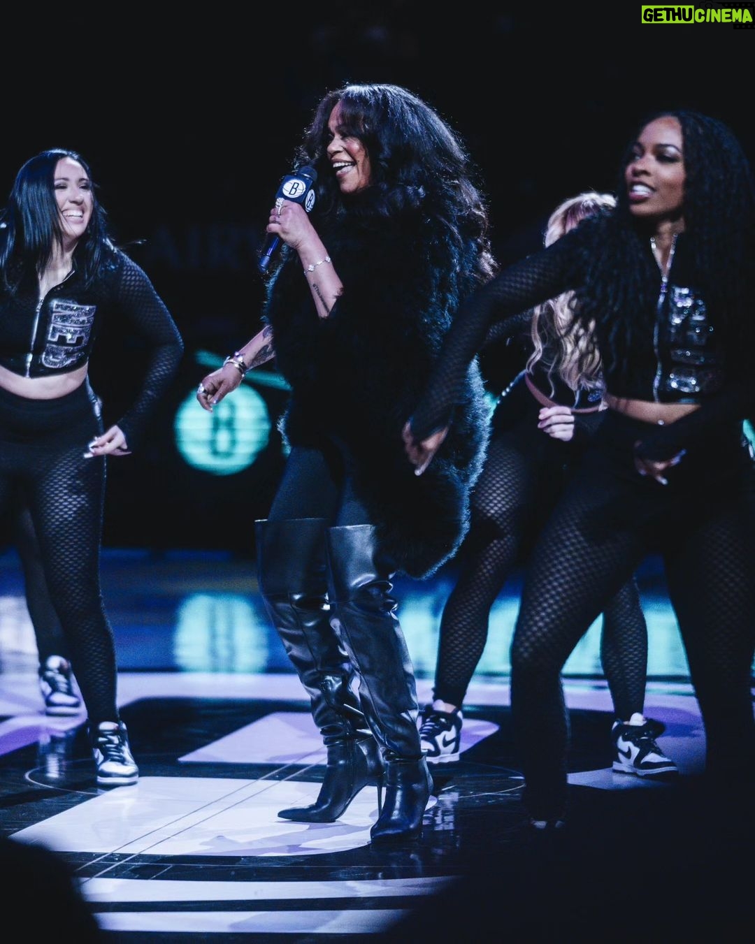 Faith Evans Instagram - Thank you to the @brooklynnets for having me for Women's Impact Night celebrating the @nyliberty! And a huge shout out to the @brooklynnetsdancers! #halftimeshow #brooklynnets #nyliberty ๐: @kayemakeup ๐โโ๏ธ: @busyb80 ๐งต๐ชก: @j_casso X @atibanewsome Barclays Center