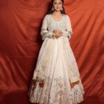 Falaq Naaz Instagram - ❤️🕊️ . . . Outfit-: @vastra_by_ps Jewellery-: @gbs_gehna PR-: @dinky_nirh Mua-: @vanshikhachanglanimua 📷-: @portraitdeewana . . . #picoftheday #aboutlastnight #falaqnaaz #anarkalisuits