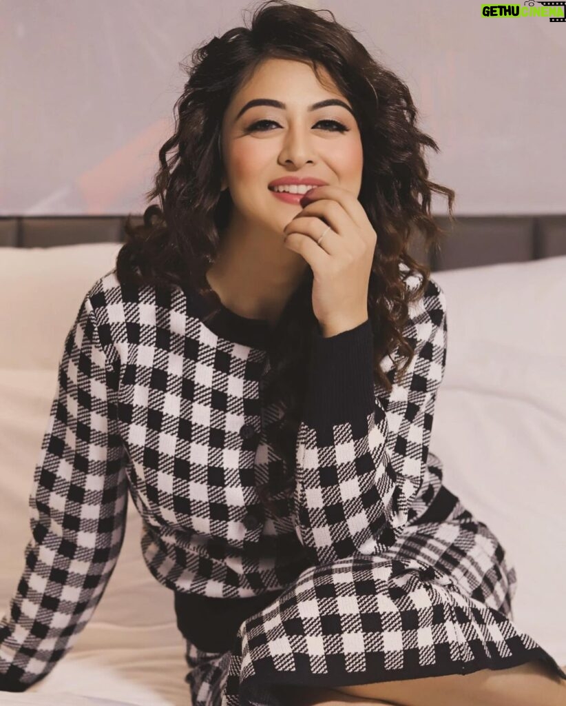 Falaq Naaz Instagram - Je T’aime 💕 . . . Outfit-: @trenbee_ Mua-: @vanshikhachanglanimua managed by -: @trending_influencers PC-: @lsd.photography.official . . . #instapost #falaqnaaz #outfit #lookoftheday #curlyhair #styling