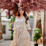 Falaq Naaz Instagram - 🌸🌸🌸 . . . Managed by : @tendenza_media @trending_influencers Photography :@mirajverma_photography Makeup & Hair : @vanshikhachanglanimua Outfit : @wearjiti X PR @oakpinionpr Location : @truetrammtrunk @puneetgidwani . . . #post #picture #ootd #falaqnaaz #blossom #winterglow #fashion #styling