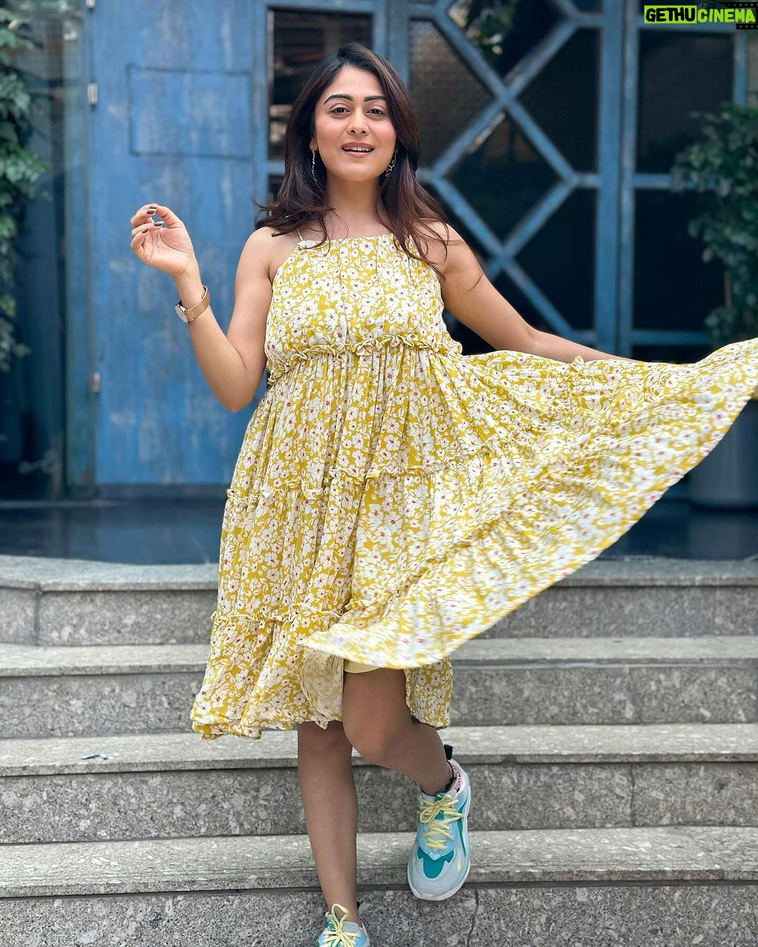 Falaq Naaz Instagram - π . . . Outfit-: @jilmilofficial PR-: @oakpinionpr Location-: @mitronandheri PR-: @maverick.communication01 Mua-: @vanshikhachanglanimua managed by-: @trending_influencers . . . #instapost #falaqnaaz #foryou Mitron Cafe & Bar