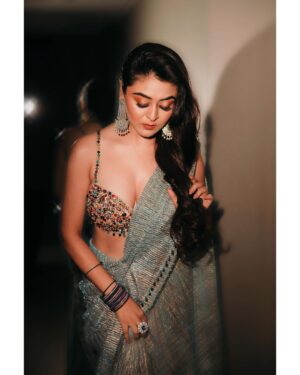 Falaq Naaz Instagram - Behek ne do🩶✨
.
.

Exclusively styled by @kapoormohit888
Wearing @vastra.malamunde 
Photography @portaitdeewana
Makeup by @facestoriesbyaqsa
Hair @getreadywithbunty
Location @goldfinchmumbai 
.
.
#falaqnaaz #instapost #trending #saree #cocktaillook #fashion #vibes #styling #fashionstyle #photography #lookoftheday