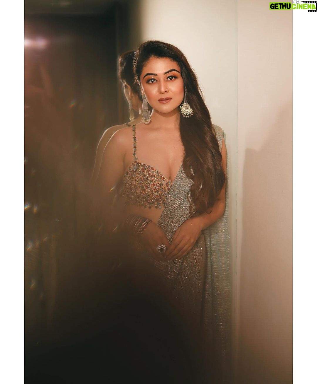 Falaq Naaz Instagram - Moyo pritiazhenie✨ . . Exclusively styled by @kapoormohit888 Wearing @vastra.malamunde Photography @portaitdeewana Makeup by @facestoriesbyaqsa Hair @getreadywithbunty Location @goldfinchmumbai . . #falaqnaaz #instapost #trending #saree #cocktaillook #fashion #vibes #styling #fashionstyle #photography #lookoftheday
