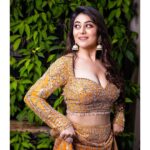 Falaq Naaz Instagram - Gal sunn mehrma 🧡🫰🏻 . . Exclusively styled by @kapoormohit888 Wearing @frontierphagwara Photography @portaitdeewana Makeup by @facestoriesbyaqsa Hair @getreadywithbunty Location @goldfinchmumbai . . #falaqnaaz #instapost #trending #lehenga #fashion #vibes #styling #fashionstyle #photography #lookoftheday