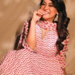Falaq Naaz Instagram - Charagah mandir ke hon ya dargah ke, Hum faqat roshni hi chahte hain💕 Happy Diwali to you and your family 🫶🏻❤️ . . . Wearing-: @ambraee_ Accessories-: @ambraee_ 📸-: @portraitdeewana . . #happydiwali #falaqnaaz