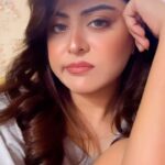 Falaq Naaz Instagram - Aur kiske sath aesi badi badi kahaniyan hoti hain khwabon me? . . #reelitfeelit #comedy #falaqnaaz #trendingreels #foryou #explore #viralvideos