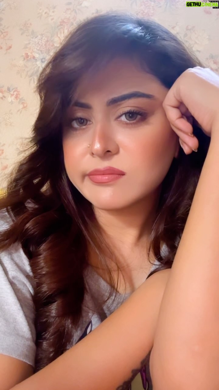 Falaq Naaz Instagram - Aur kiske sath aesi badi badi kahaniyan hoti hain khwabon me? . . #reelitfeelit #comedy #falaqnaaz #trendingreels #foryou #explore #viralvideos