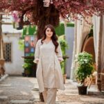 Falaq Naaz Instagram - 🌸🌸🌸 . . . Managed by : @tendenza_media @trending_influencers Photography :@mirajverma_photography Makeup & Hair : @vanshikhachanglanimua Outfit : @wearjiti X PR @oakpinionpr Location : @truetrammtrunk @puneetgidwani . . . #post #picture #ootd #falaqnaaz #blossom #winterglow #fashion #styling