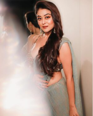 Falaq Naaz Instagram - Behek ne do🩶✨
.
.

Exclusively styled by @kapoormohit888
Wearing @vastra.malamunde 
Photography @portaitdeewana
Makeup by @facestoriesbyaqsa
Hair @getreadywithbunty
Location @goldfinchmumbai 
.
.
#falaqnaaz #instapost #trending #saree #cocktaillook #fashion #vibes #styling #fashionstyle #photography #lookoftheday