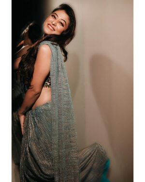 Falaq Naaz Instagram - Behek ne do🩶✨
.
.

Exclusively styled by @kapoormohit888
Wearing @vastra.malamunde 
Photography @portaitdeewana
Makeup by @facestoriesbyaqsa
Hair @getreadywithbunty
Location @goldfinchmumbai 
.
.
#falaqnaaz #instapost #trending #saree #cocktaillook #fashion #vibes #styling #fashionstyle #photography #lookoftheday