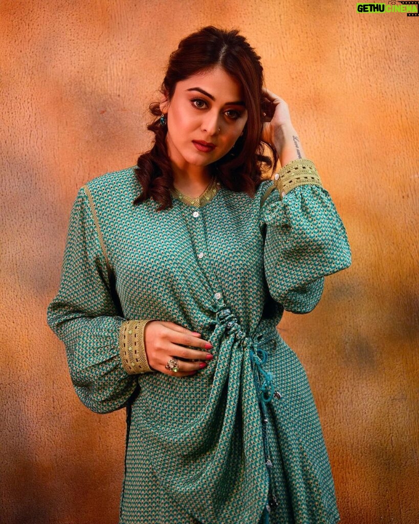 Falaq Naaz Instagram - Saanu teri akh de ishaare maarde 🤌🏻❤️😘 . . . Outfit-: @sandhyashah.shah Styled by-: @styleby_shivi Outfit PR-: @sonyashaikh . . . #instapost #falaqnaaz #foryou #pictures #styling #explore #trending