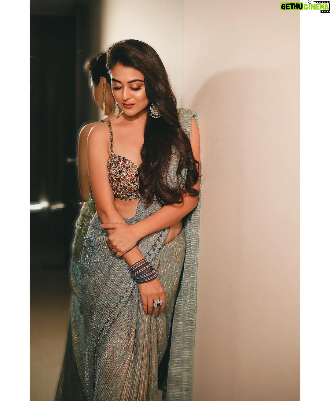 Falaq Naaz Instagram - Moyo pritiazhenie✨ . . Exclusively styled by @kapoormohit888 Wearing @vastra.malamunde Photography @portaitdeewana Makeup by @facestoriesbyaqsa Hair @getreadywithbunty Location @goldfinchmumbai . . #falaqnaaz #instapost #trending #saree #cocktaillook #fashion #vibes #styling #fashionstyle #photography #lookoftheday