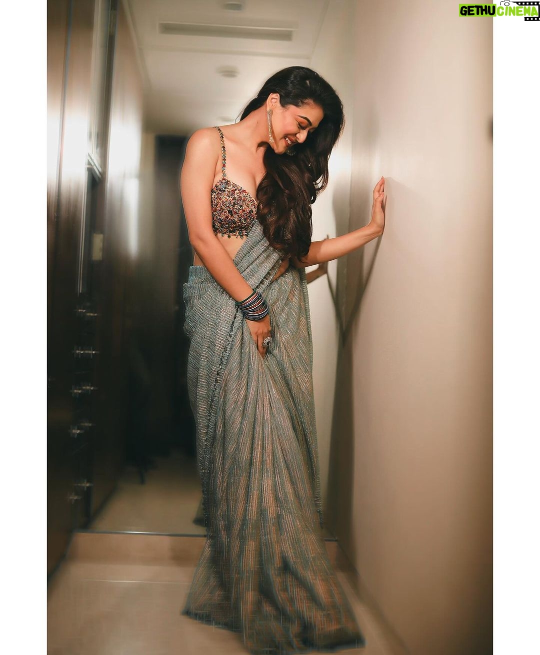 Falaq Naaz Instagram - Moyo pritiazhenie✨ . . Exclusively styled by @kapoormohit888 Wearing @vastra.malamunde Photography @portaitdeewana Makeup by @facestoriesbyaqsa Hair @getreadywithbunty Location @goldfinchmumbai . . #falaqnaaz #instapost #trending #saree #cocktaillook #fashion #vibes #styling #fashionstyle #photography #lookoftheday