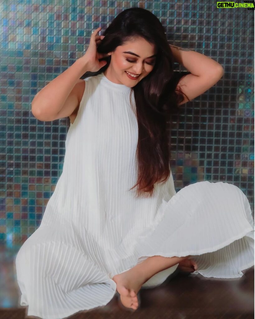 Falaq Naaz Instagram - Lokki Mere Haase Sunde Te Tu Sunda Dil Di Aa🤍 . . . Outfit: @nore21_in Brand Pr @styling.your.soul x @socialpinnaclepr 📸-: @portraitdeewana Makeup by @facestoriesbyaqsa Hair @getreadywithbunty Location @goldfinchmumbai . . . . #instapost #falaqnaaz #fashion #styling #outfit #ootd #explore #foryou
