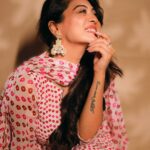 Falaq Naaz Instagram - Charagah mandir ke hon ya dargah ke, Hum faqat roshni hi chahte hain💕 Happy Diwali to you and your family 🫶🏻❤️ . . . Wearing-: @ambraee_ Accessories-: @ambraee_ 📸-: @portraitdeewana . . #happydiwali #falaqnaaz