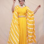 Falaq Naaz Instagram - 💛💛💛💛 . . . Wearing-: @everbloomindia Jhumka-: @indianjewellery999 Pr-: @oakpinionpr 📸-: @portraitdeewana Makeup and hair-: @blush_on_by_shrutishah @lavish_beauties_by_lavanya Managed by-: @trending_influencers . . . #postoftheday #ootd #festivevibes #jhumka #falaqnaaz #falaqkifauj #hairandmakeup